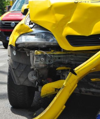 Accident rutier între două taximetre, provocat de o femeie